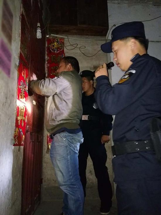 八渡镇粗心妈妈误将幼女锁家中 
