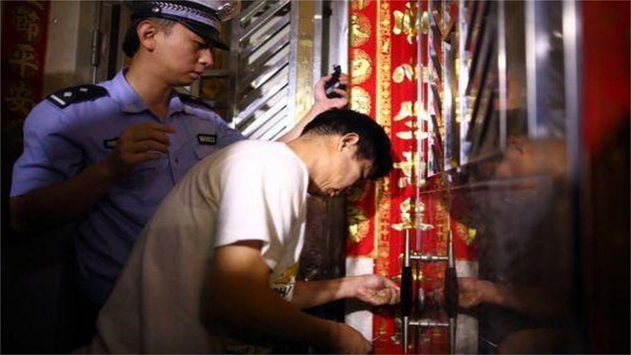 八渡镇请开锁师傅开了锁后，师傅
